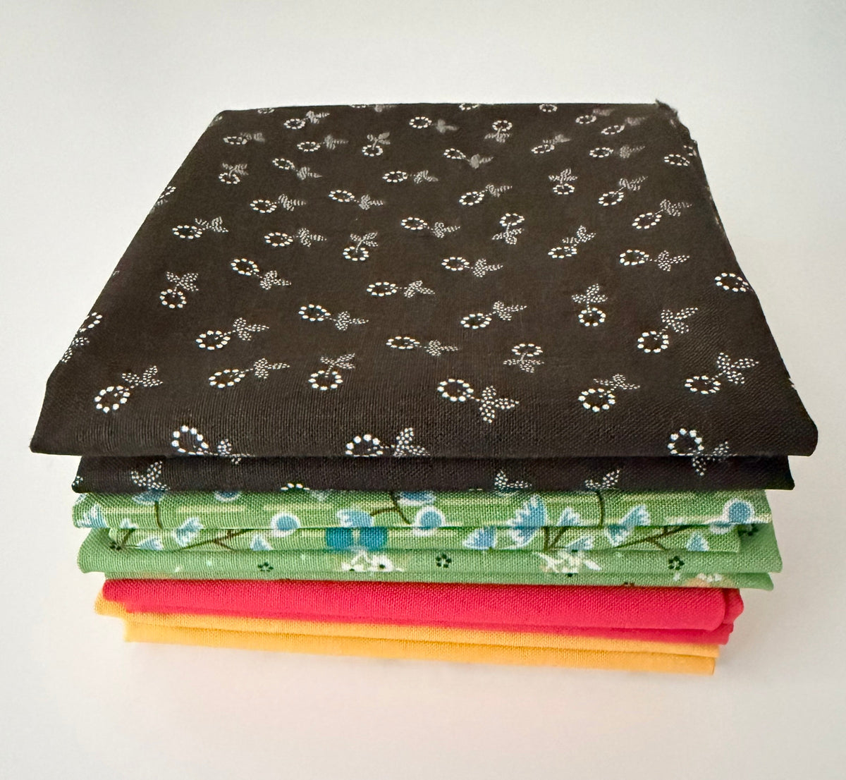 Vintage Patchwork Fat Quarter Bundle – Warm Floral Quilting Fabrics – Cottage & Traditional Quilt Bundle