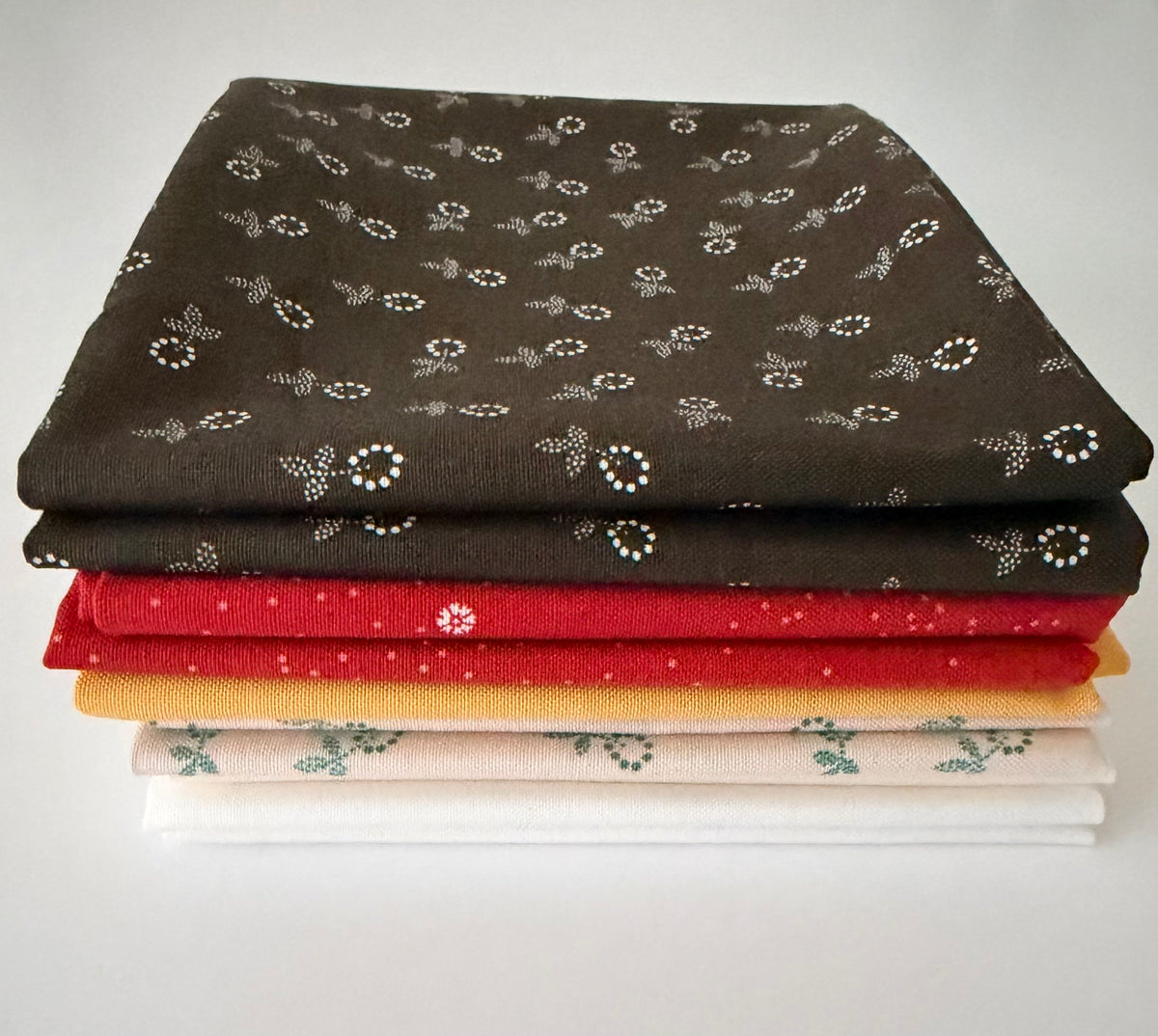 Warm Traditional Bundle Warm Neutral Fat Quarter Bundle – Traditional Quilting Fabrics – Red Cream & Brown Quilt Bundle